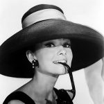 Audrey Hepburn, Schauspielerin (1929-1993) Audrey Hepburn, elegant behütet